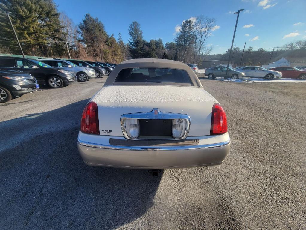 used 2001 Lincoln Town Car car, priced at $5,923