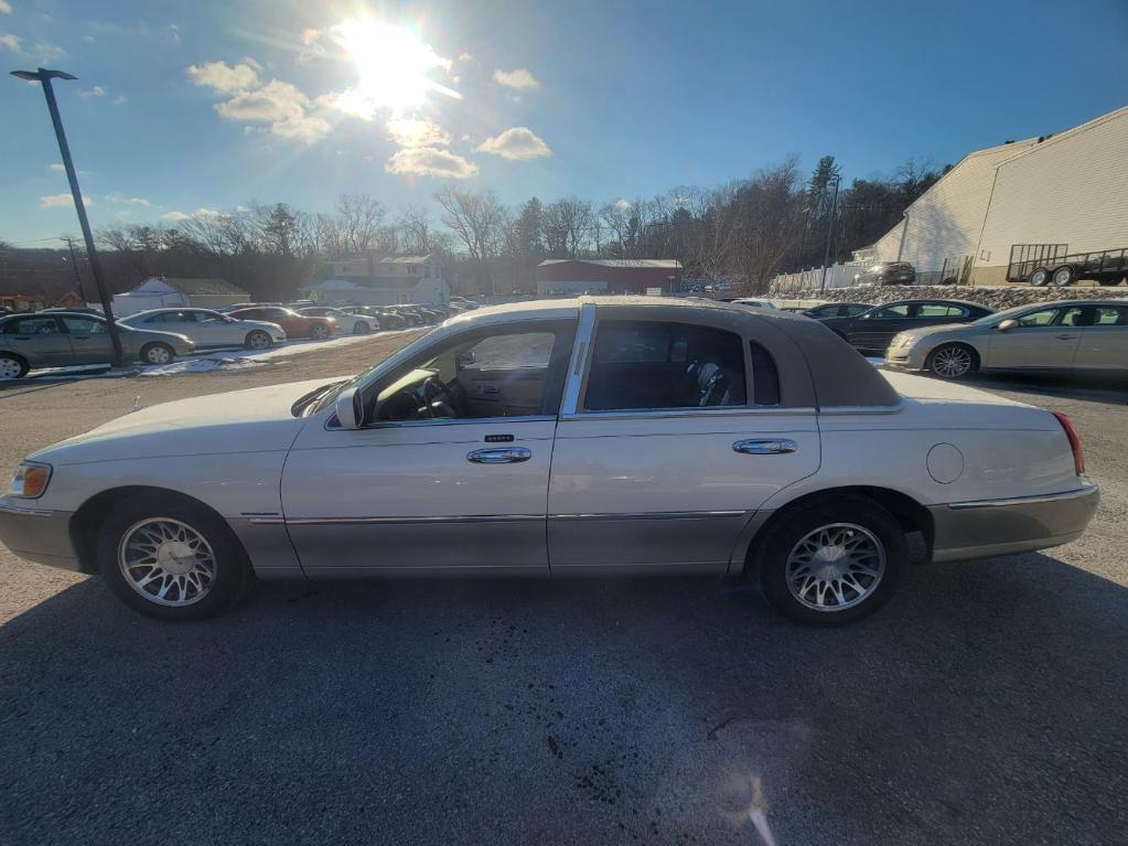 used 2001 Lincoln Town Car car, priced at $5,923