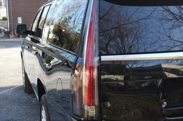 used 2019 Cadillac Escalade ESV car, priced at $31,280