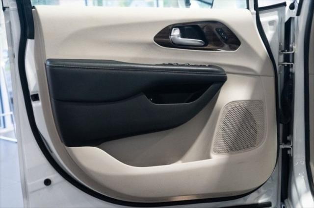 used 2021 Chrysler Pacifica Hybrid car, priced at $23,350
