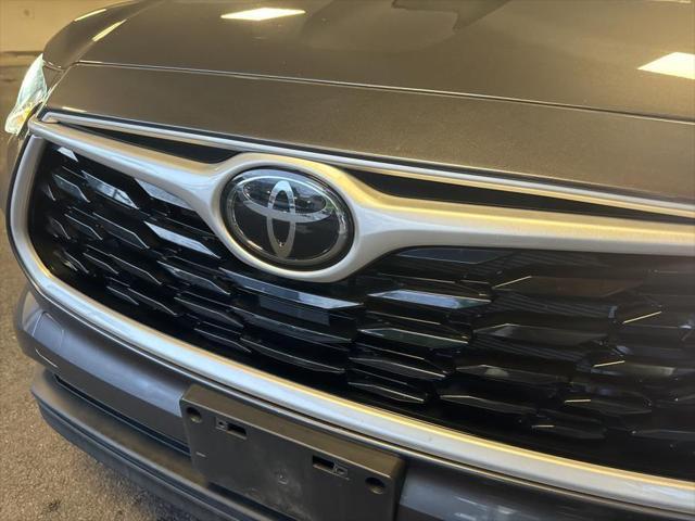 used 2021 Toyota Highlander car, priced at $27,995