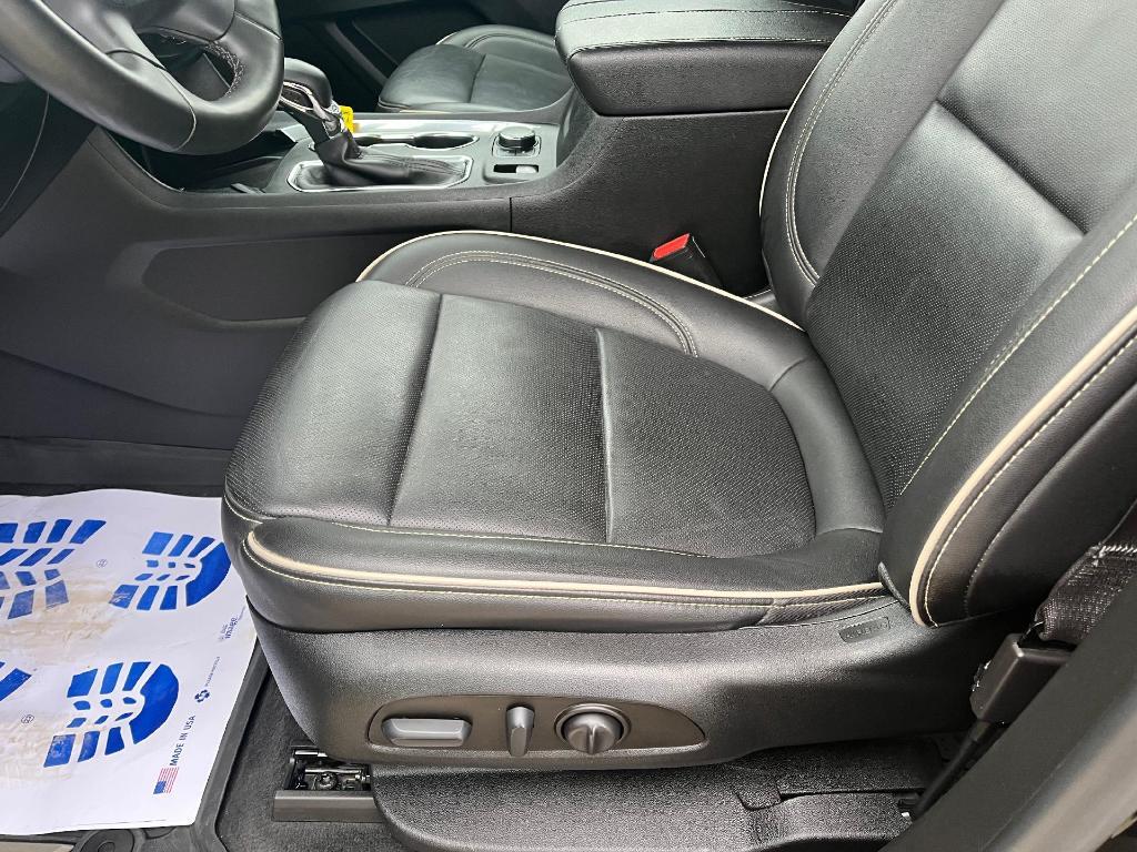 used 2023 Chevrolet Traverse car, priced at $35,989