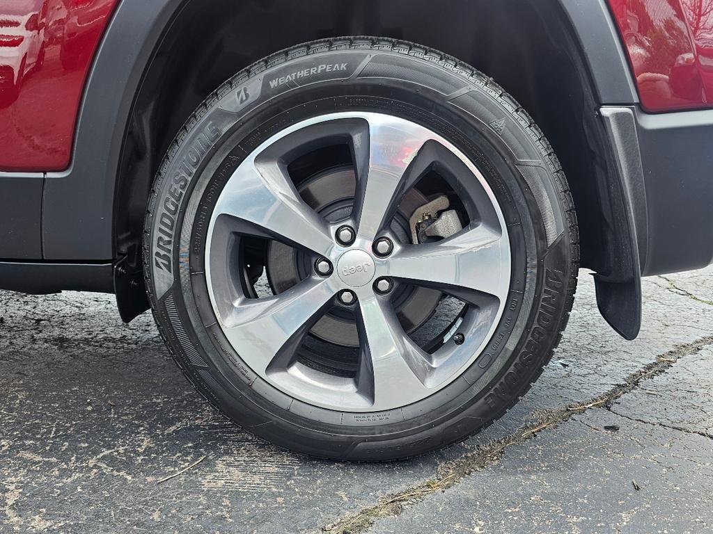 used 2020 Jeep Cherokee car, priced at $18,995