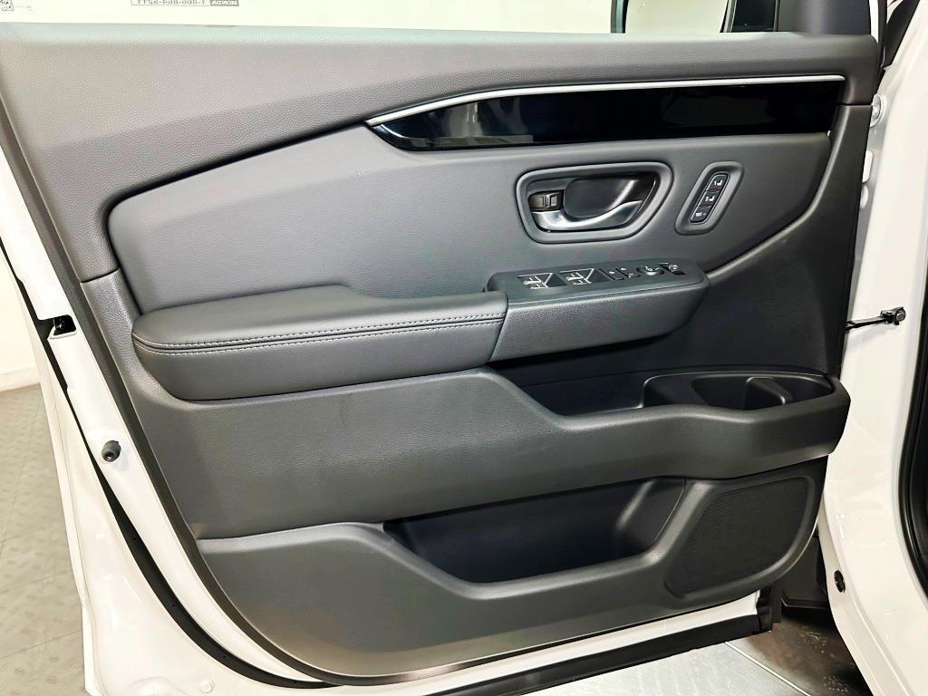 new 2025 Honda Pilot car, priced at $48,300