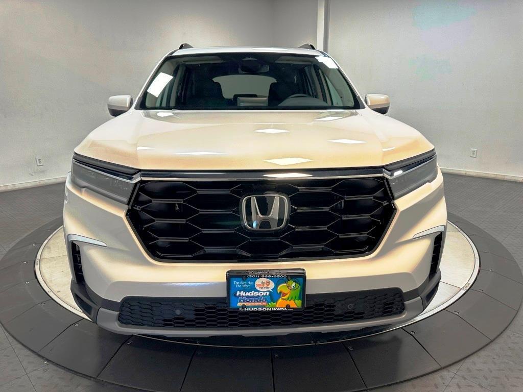 new 2025 Honda Pilot car, priced at $48,300