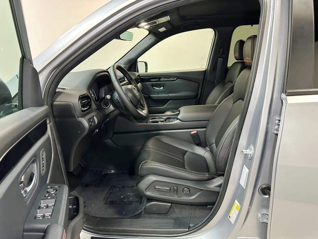 new 2025 Honda Pilot car, priced at $50,895