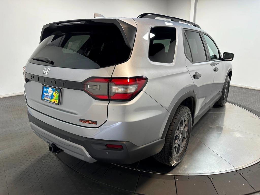 new 2025 Honda Pilot car, priced at $50,895