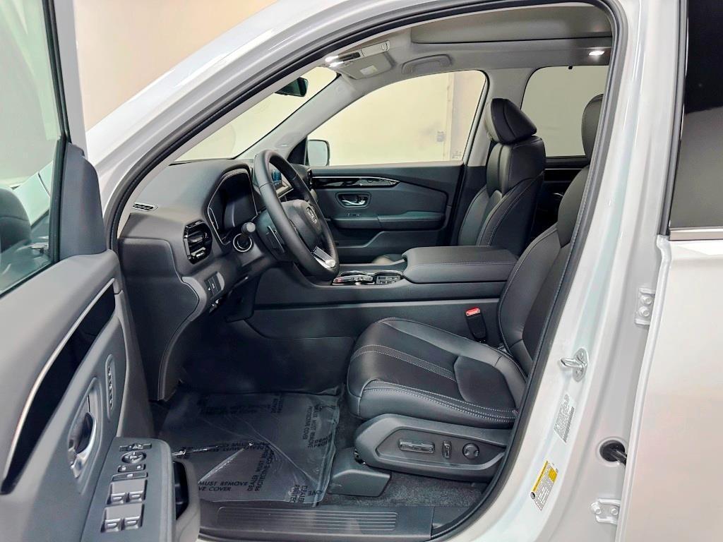 new 2025 Honda Pilot car, priced at $51,550