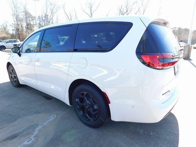 new 2024 Chrysler Pacifica Hybrid car, priced at $44,256