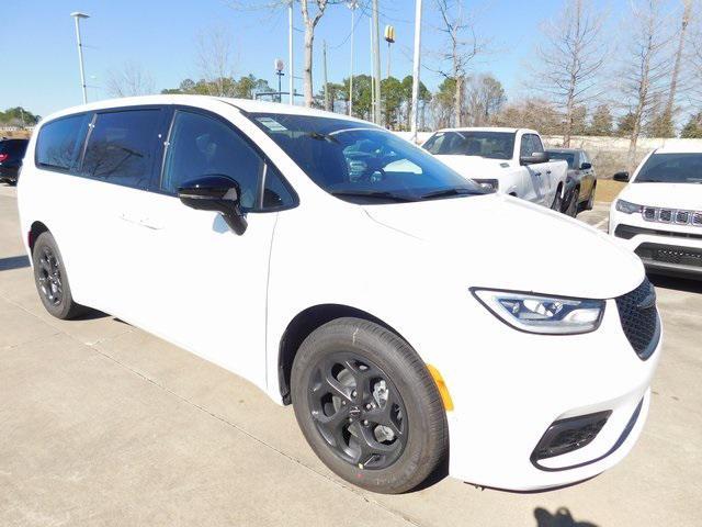 new 2024 Chrysler Pacifica Hybrid car, priced at $44,256