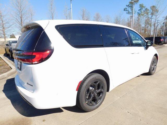 new 2024 Chrysler Pacifica Hybrid car, priced at $44,256