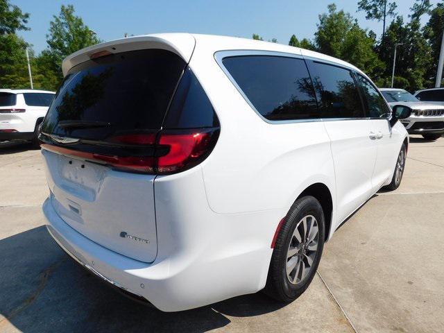 new 2024 Chrysler Pacifica Hybrid car, priced at $45,666