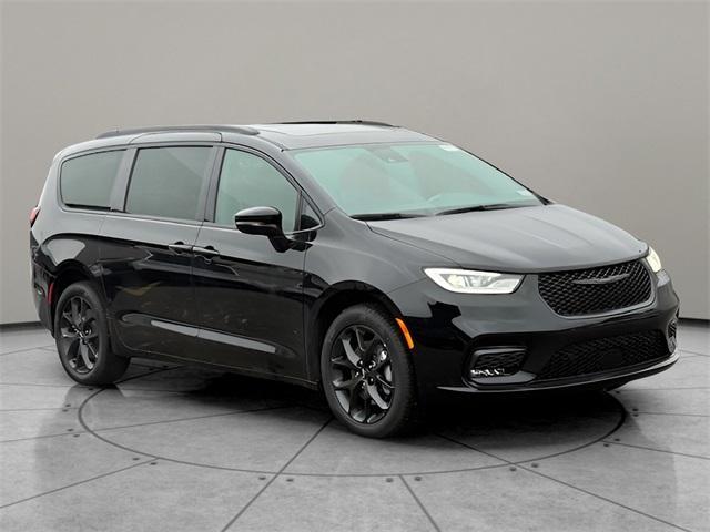 new 2025 Chrysler Pacifica car, priced at $51,540