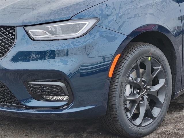 new 2025 Chrysler Pacifica car, priced at $52,035