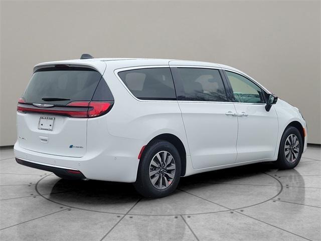 new 2025 Chrysler Pacifica Hybrid car, priced at $46,530