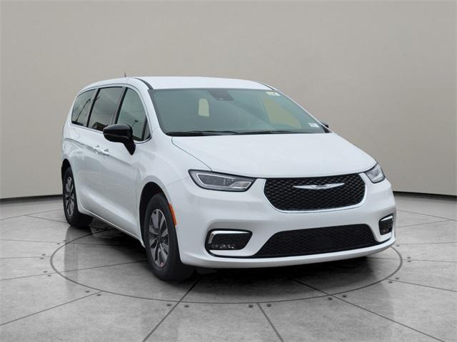 new 2025 Chrysler Pacifica Hybrid car, priced at $46,530