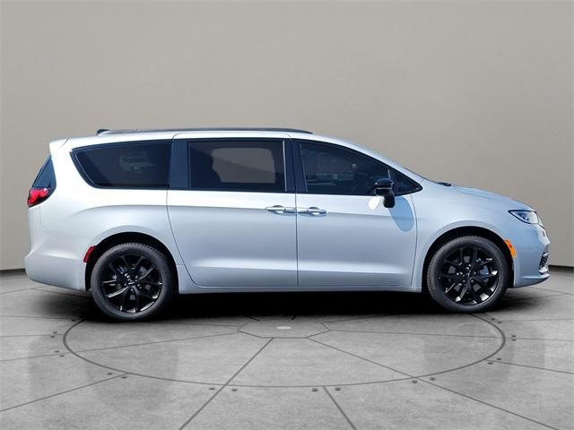 new 2024 Chrysler Pacifica car, priced at $46,635