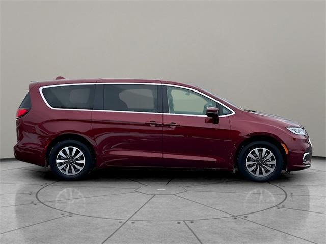 used 2022 Chrysler Pacifica Hybrid car, priced at $32,355