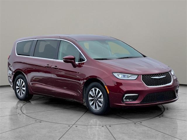 used 2022 Chrysler Pacifica Hybrid car, priced at $32,355