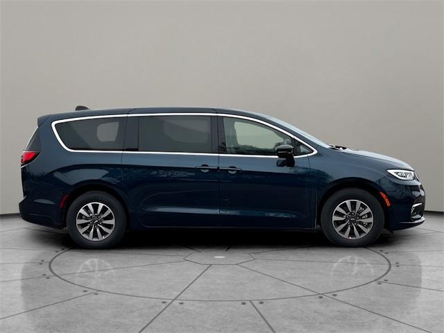 new 2025 Chrysler Pacifica Hybrid car, priced at $46,025