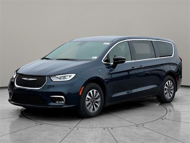 new 2025 Chrysler Pacifica Hybrid car, priced at $46,025