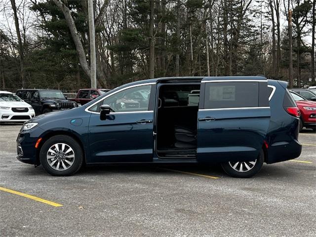 new 2025 Chrysler Pacifica Hybrid car, priced at $46,025