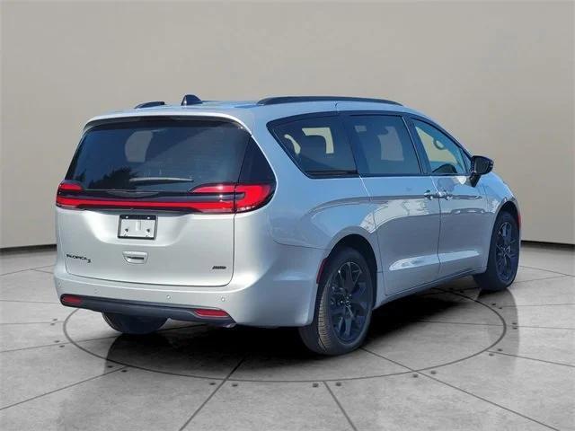 new 2024 Chrysler Pacifica car, priced at $43,635