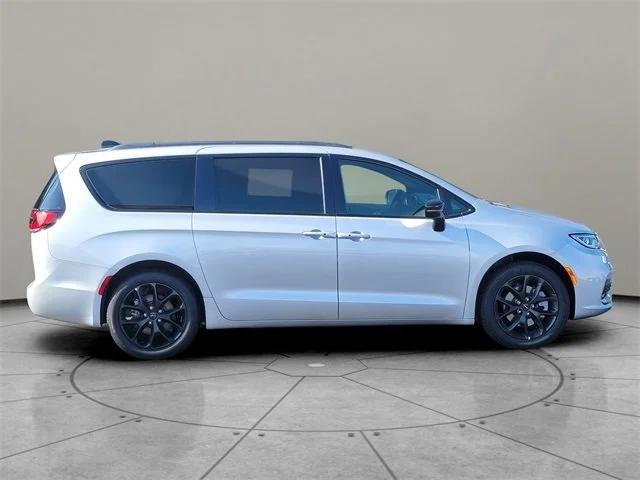 new 2024 Chrysler Pacifica car, priced at $43,635