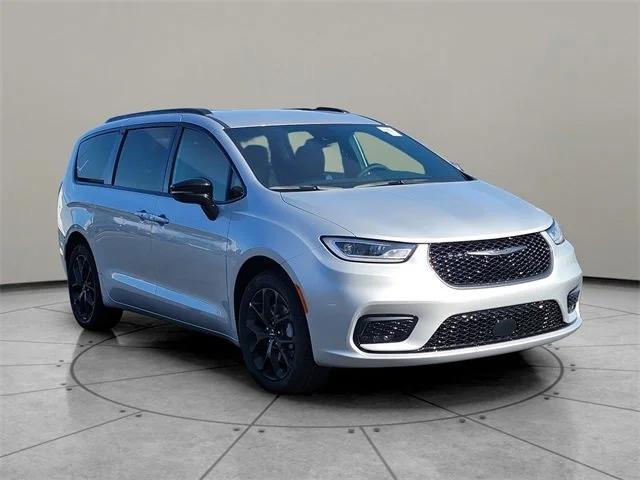 new 2024 Chrysler Pacifica car, priced at $43,635