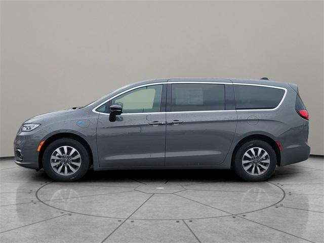 new 2025 Chrysler Pacifica Hybrid car, priced at $47,025