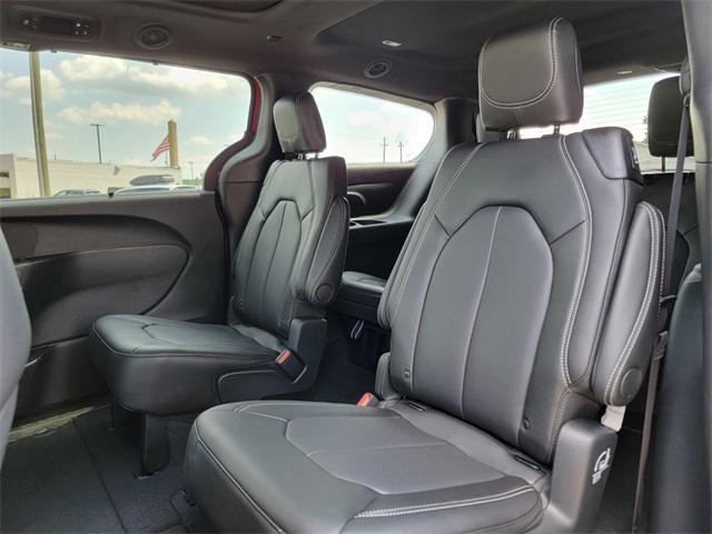 new 2025 Chrysler Pacifica car, priced at $45,287