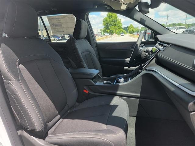 new 2024 Jeep Grand Cherokee car, priced at $39,625