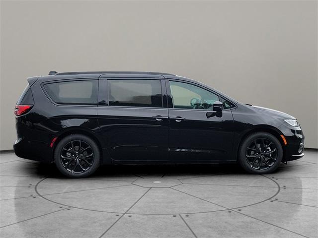 new 2024 Chrysler Pacifica car, priced at $41,640