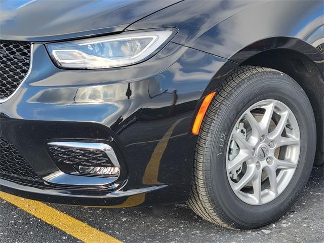 new 2025 Chrysler Pacifica car, priced at $40,645