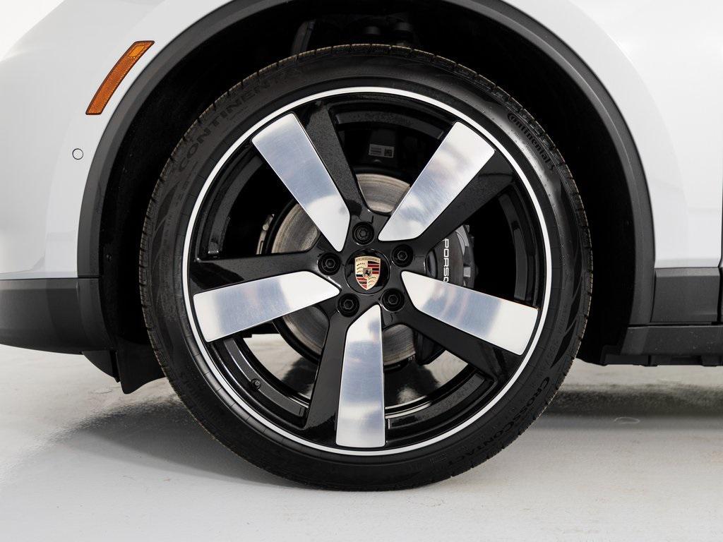 new 2025 Porsche Macan car, priced at $101,285