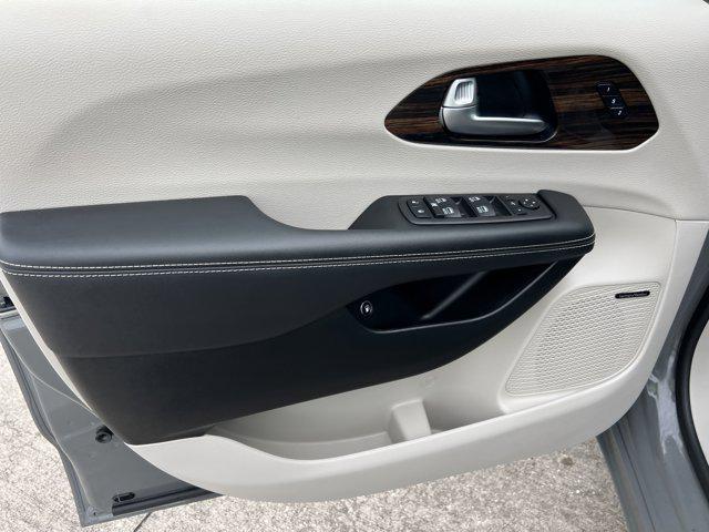 used 2022 Chrysler Pacifica Hybrid car, priced at $32,999