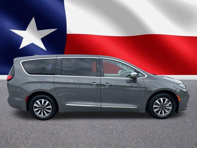 used 2022 Chrysler Pacifica Hybrid car, priced at $32,999