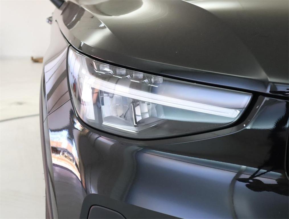 new 2025 Volvo XC40 car, priced at $46,015