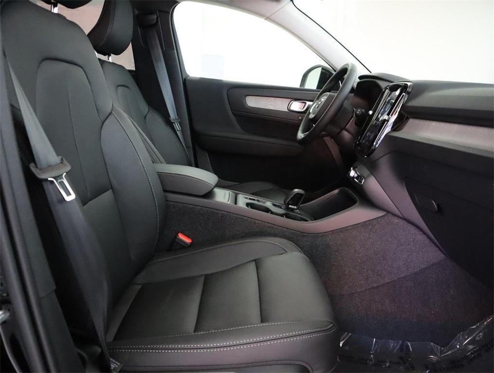 new 2025 Volvo XC40 car, priced at $46,015