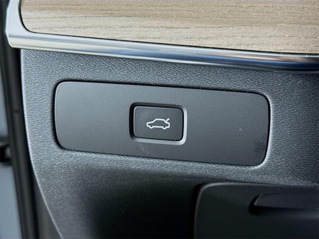 new 2025 Volvo XC90 car, priced at $69,155