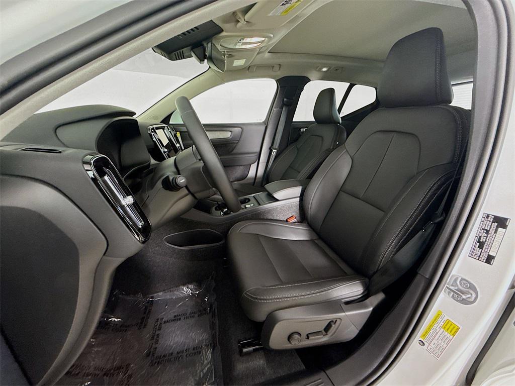 new 2025 Volvo XC40 car, priced at $46,035