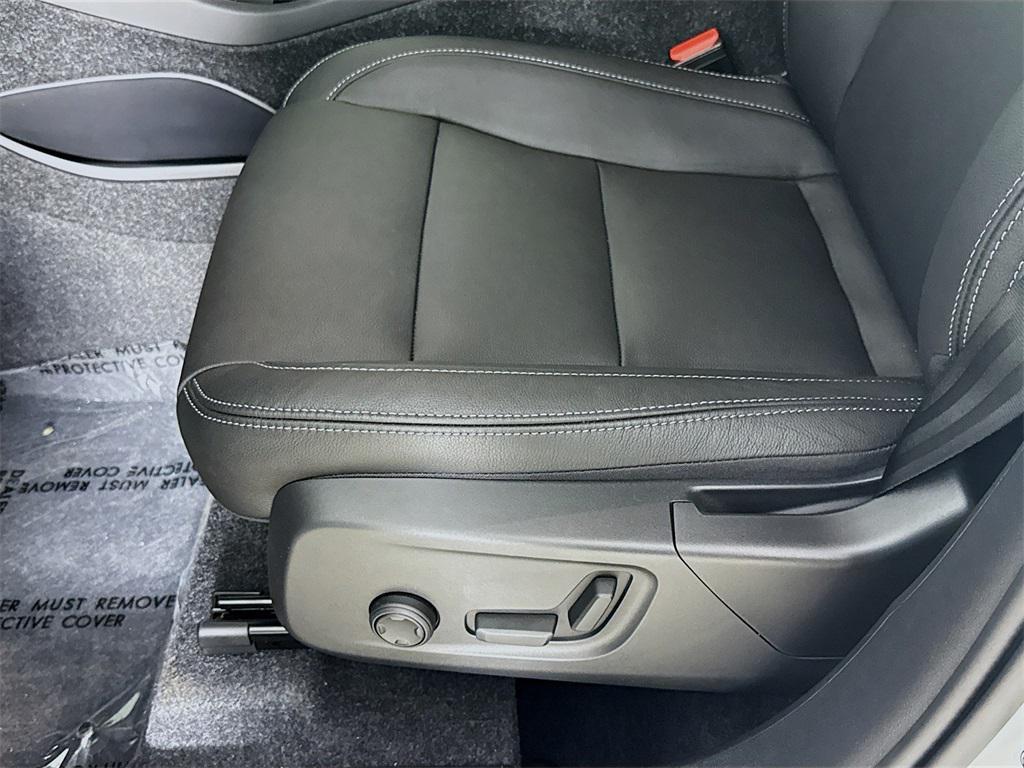 new 2025 Volvo XC40 car, priced at $46,035