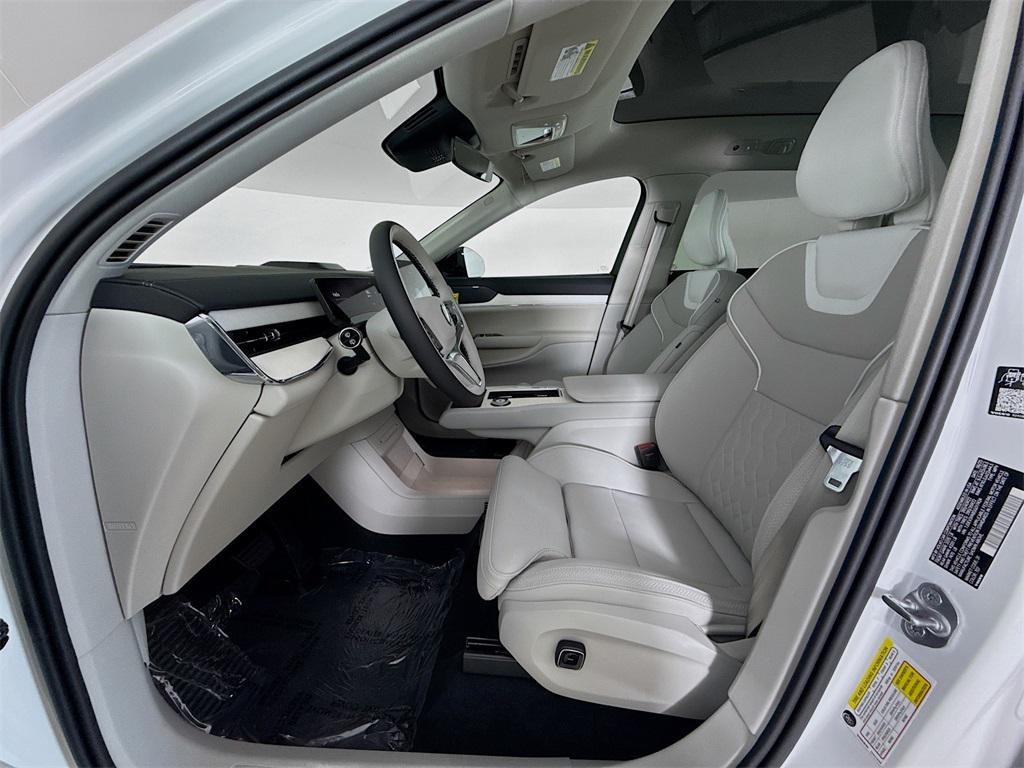 new 2025 Volvo EX90 car, priced at $82,390