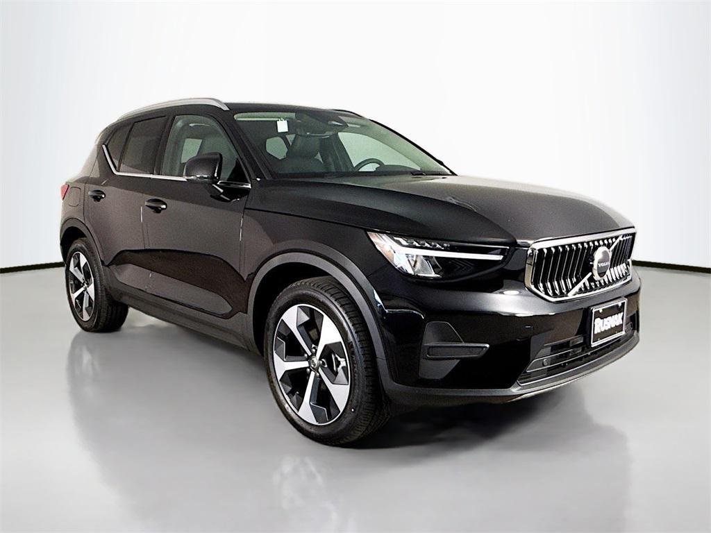 new 2025 Volvo XC40 car, priced at $46,035