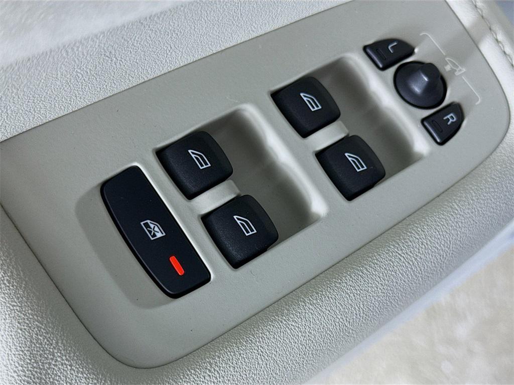 used 2023 Volvo XC60 car, priced at $31,998