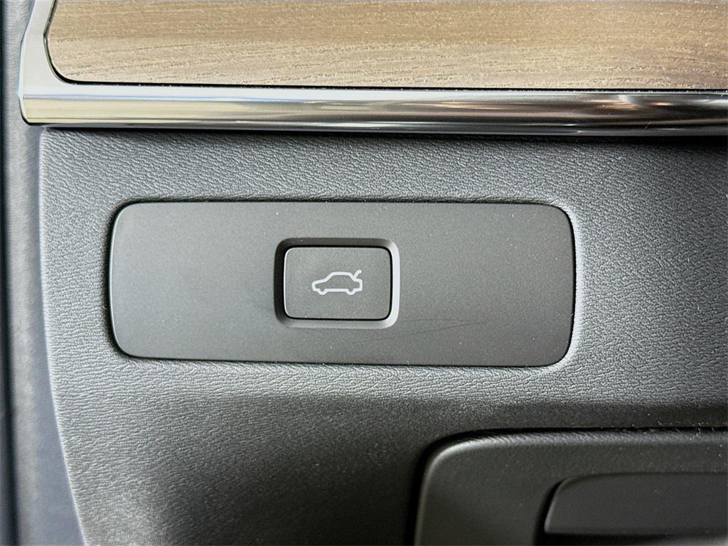 new 2025 Volvo XC90 car, priced at $65,725