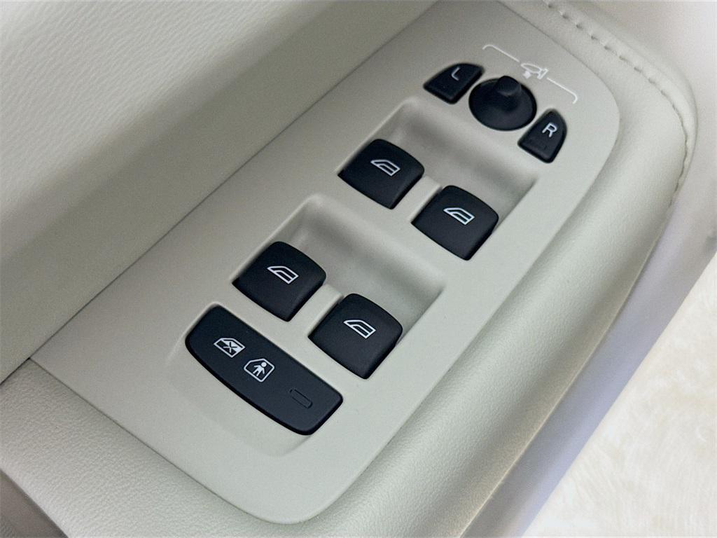 used 2023 Volvo XC60 car, priced at $33,888