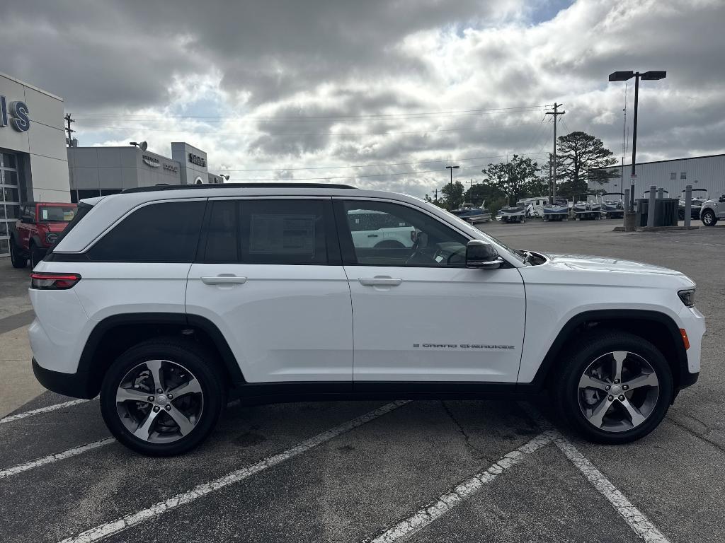 new 2025 Jeep Grand Cherokee car, priced at $50,997