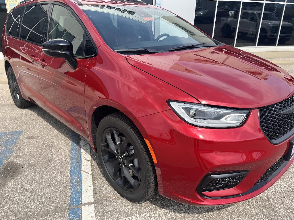 new 2026 Chrysler Pacifica car, priced at $52,139