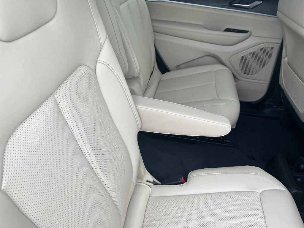 new 2025 Jeep Grand Cherokee L car
